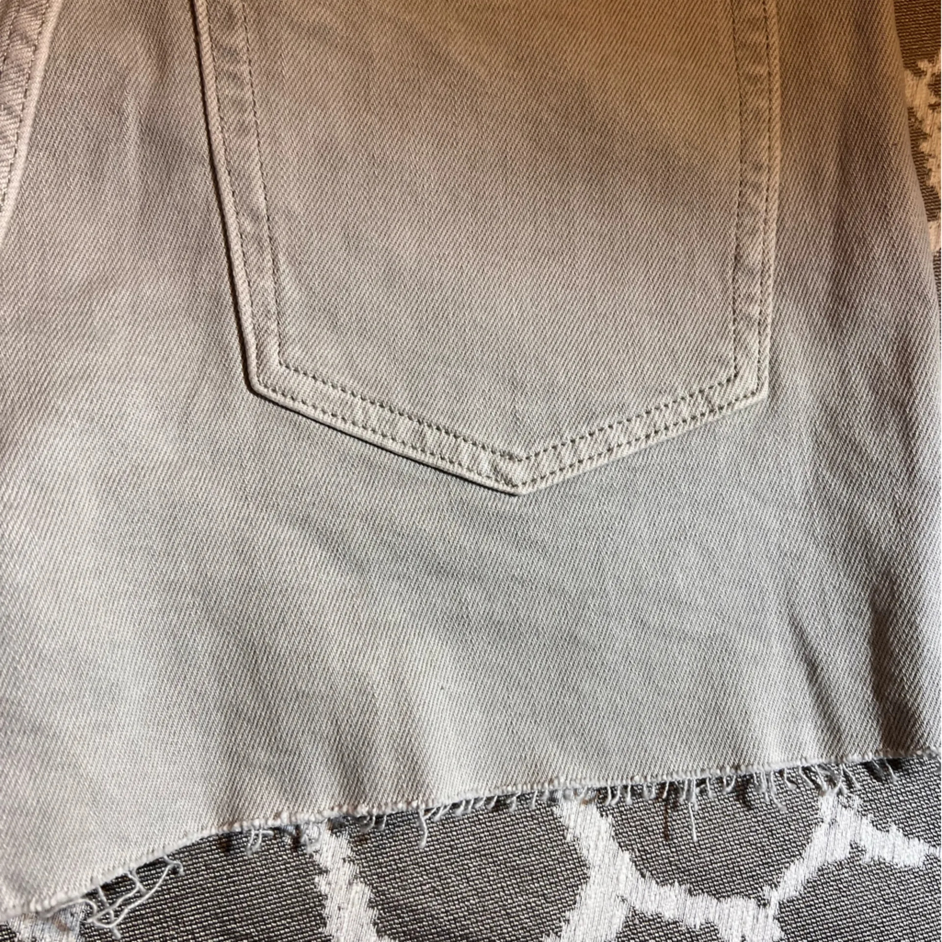 Old Navy OG Women's Light Grey Jean Shorts
High rise 3inch inseam Size 6 summer - Image 7