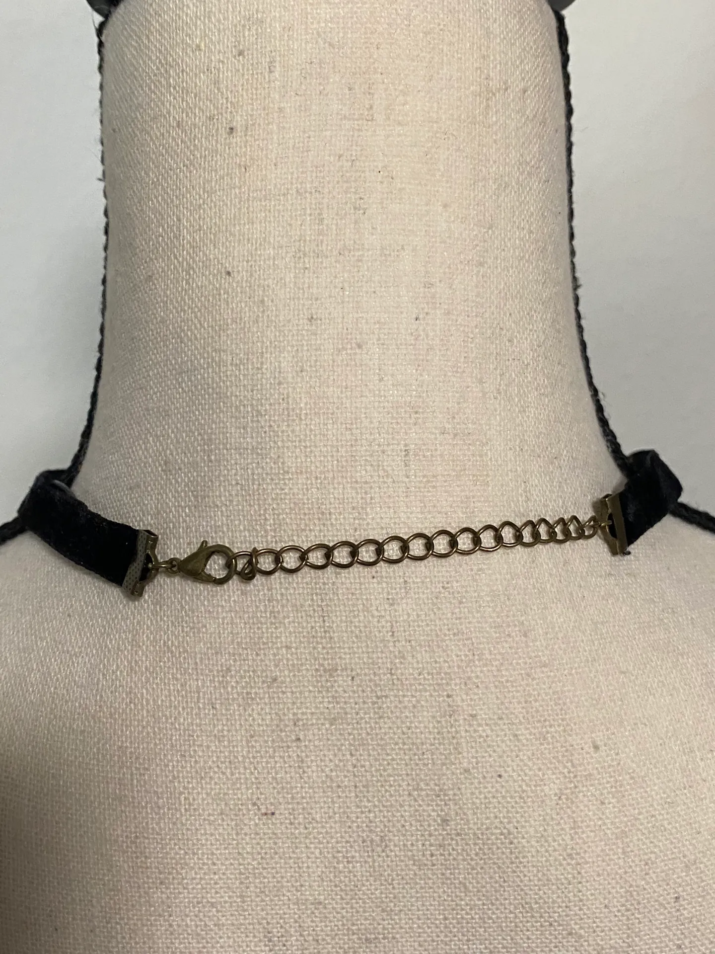 Retro Style Black Suede Choker Necklace With Triangle Pendant Charm - Image 4