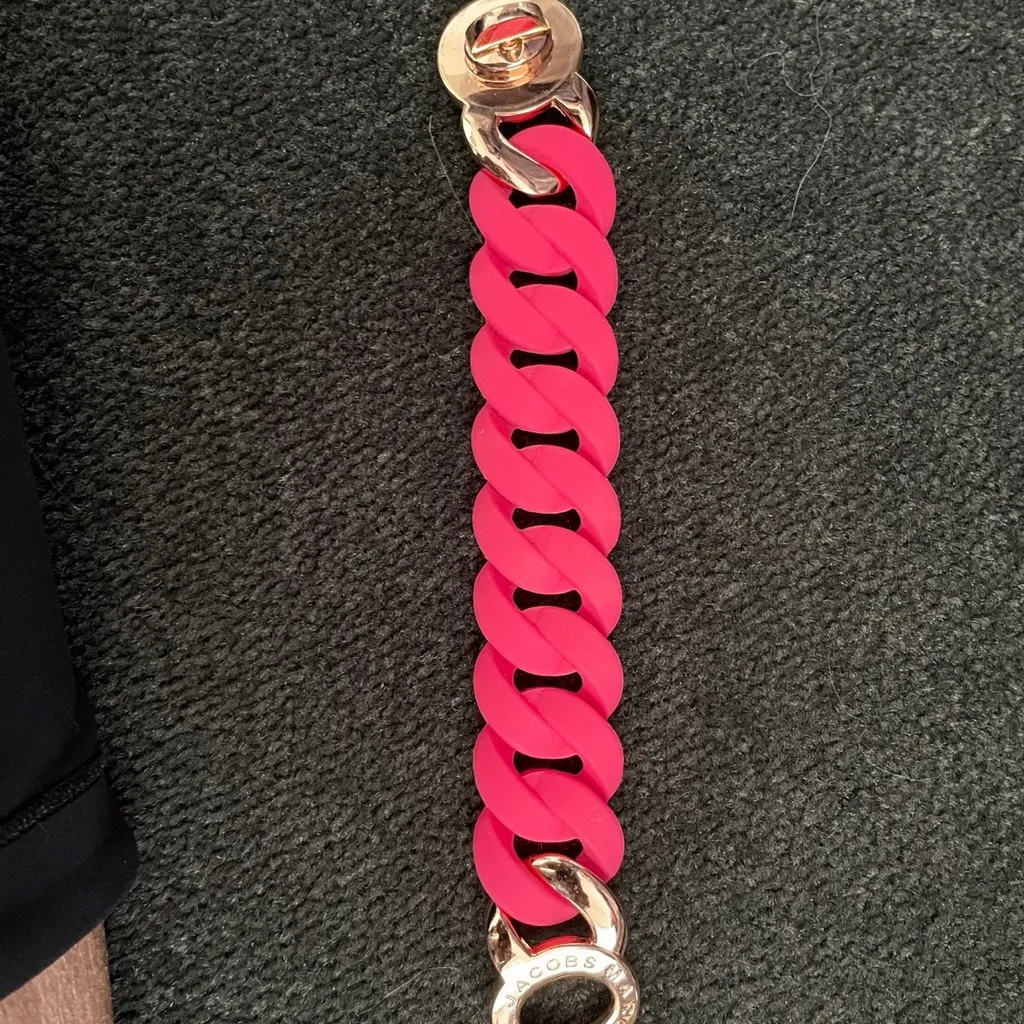 Marc by Marc Jacobs Pink Turnlock Rubber Bracelet - Image 4