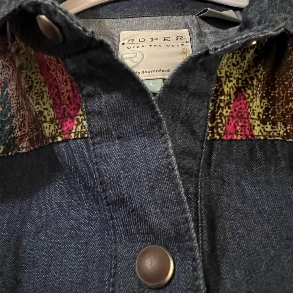 ROPER Womens Western Shirt Blue Denim Sleeveless Shoulder Detail Snaps NWT Large - Image 5