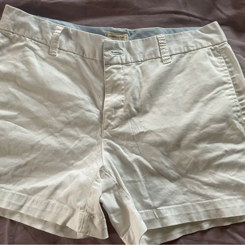 GAP Women’s White “The 4”l  Khaki Shorts - Image 2
