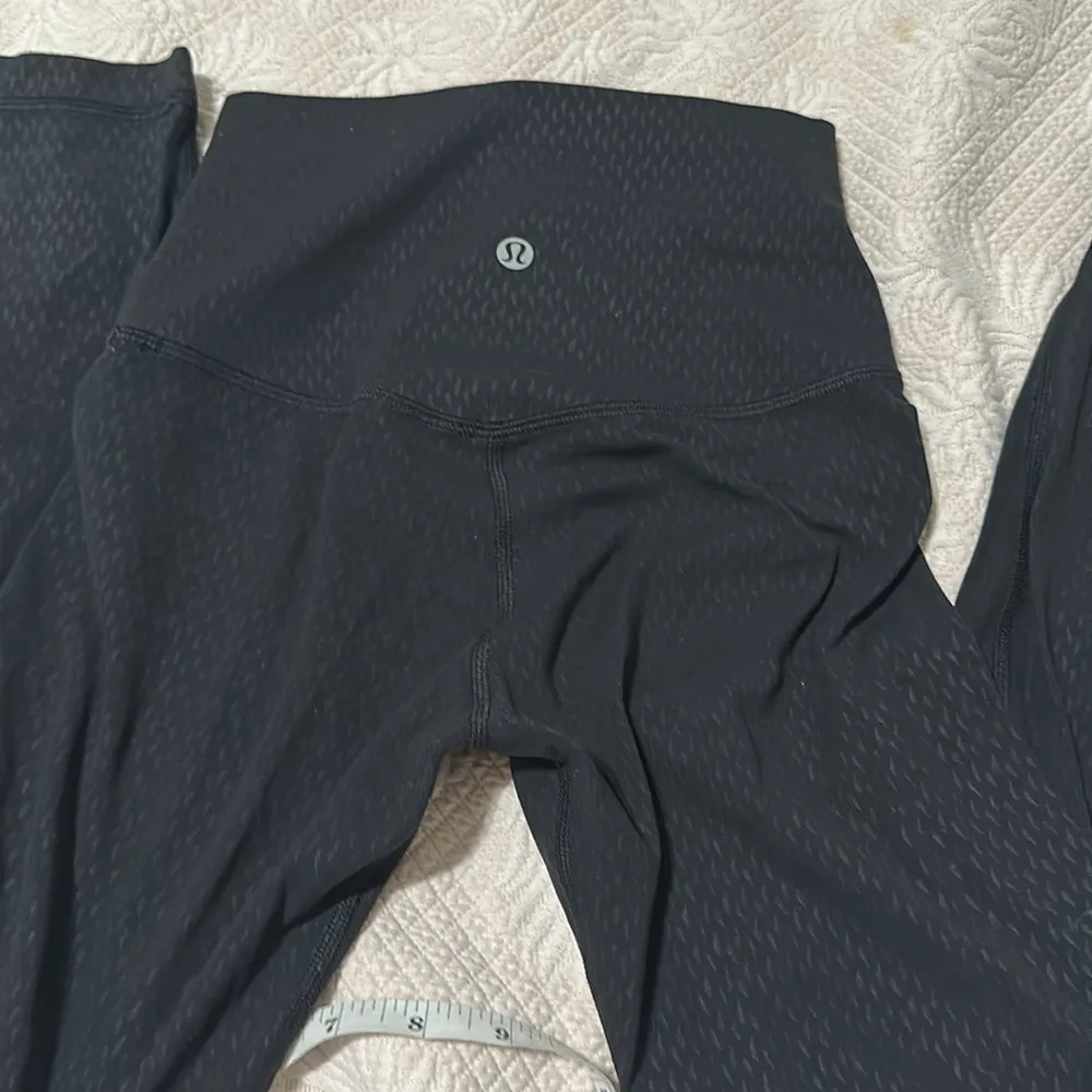 Lululemon Align Pant 28"
Diverge Emboss Black Black High-Waisted Leggings - Image 9