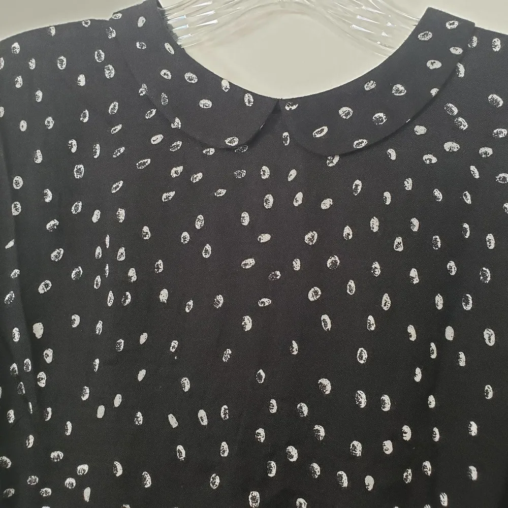 French Connection Peter Pan Collar Buttondown Back Blouse Black White Dots Sz 2 - Image 5