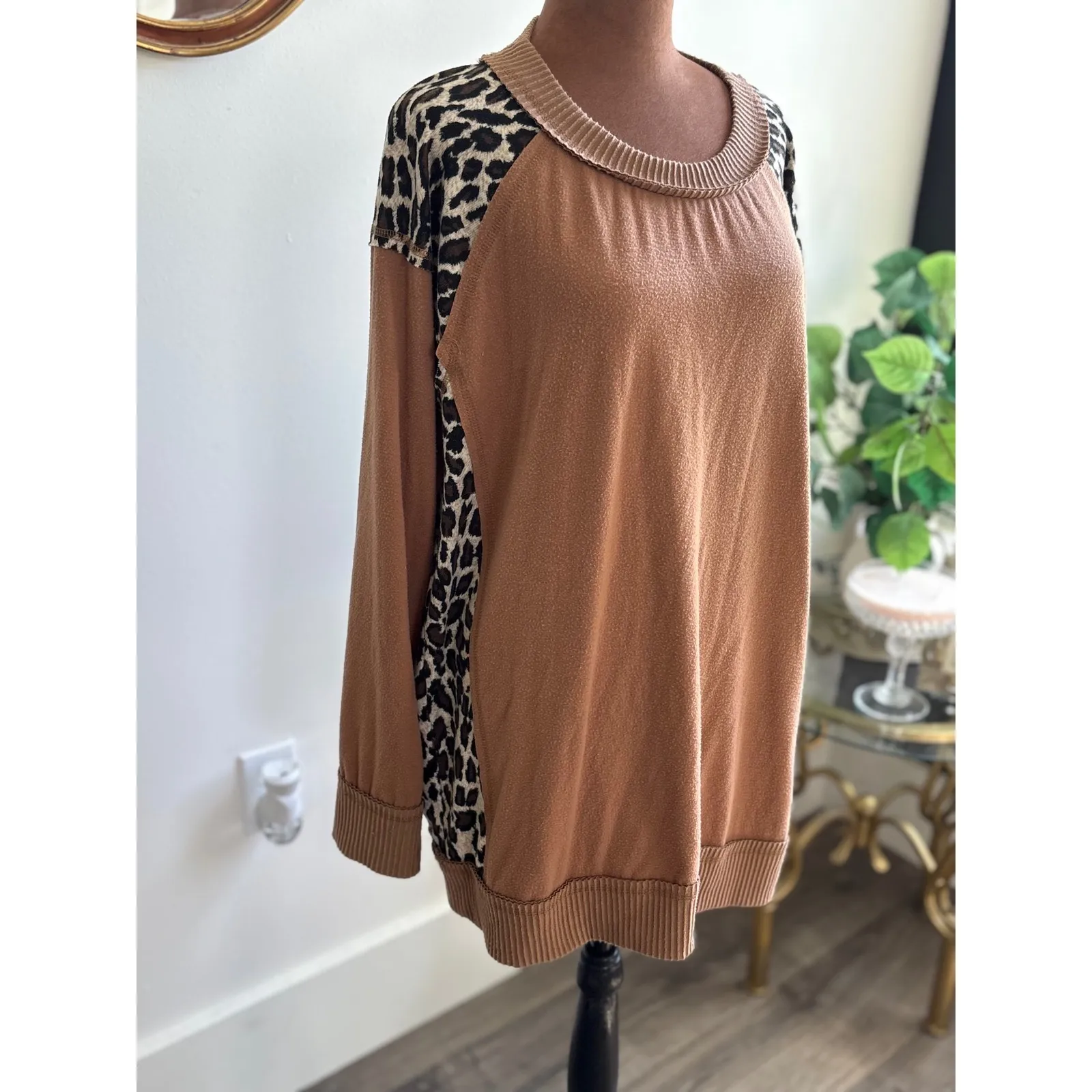 Umgee Women's 1XL Tunic‎ Top Brown Animal Print Long Sleeve Crew Neck Pullover - Image 2
