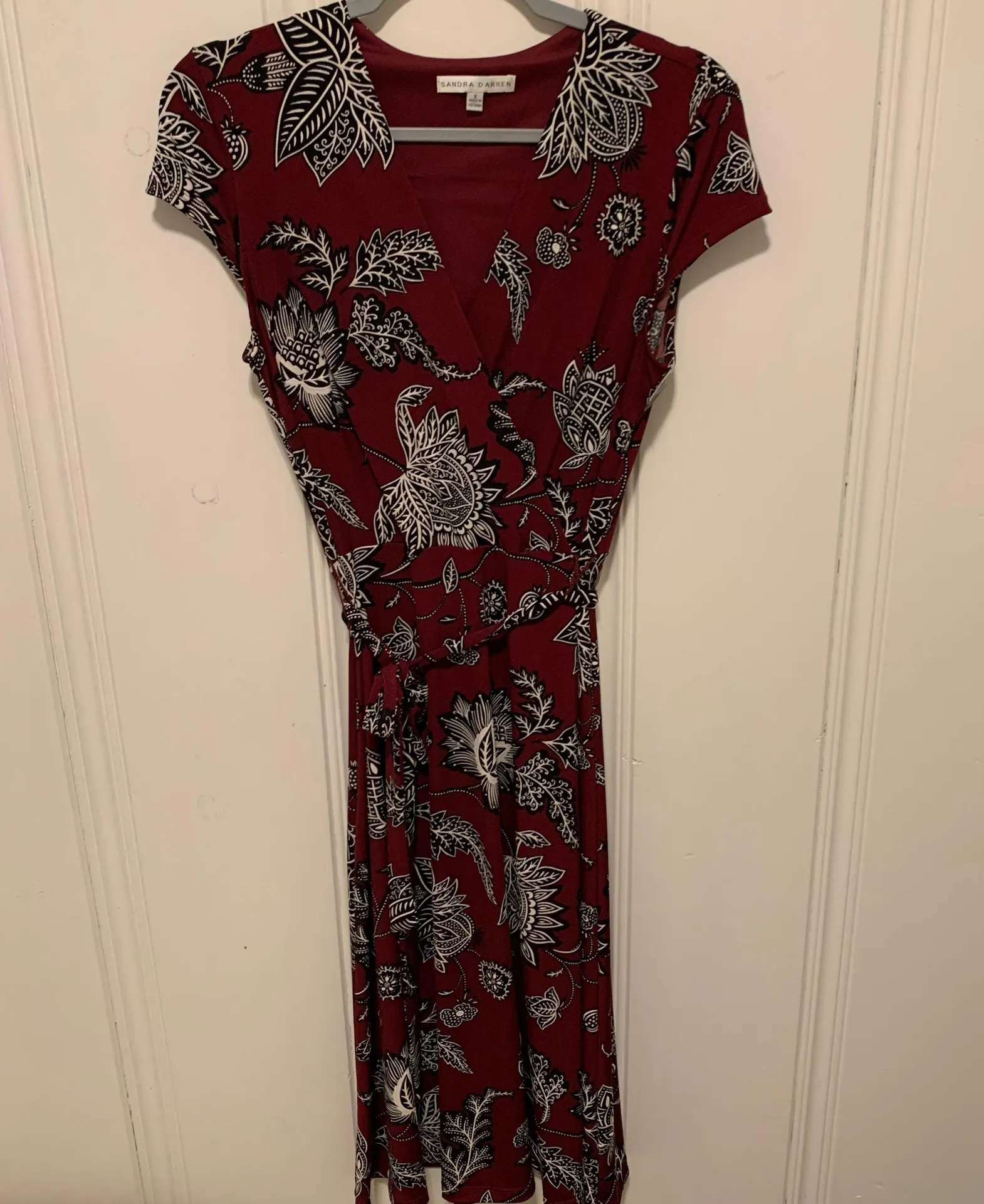 Sandra Darren Maroon Burgundy Red Floral Print V Neck Wrap Dress Small NWT - Image 4