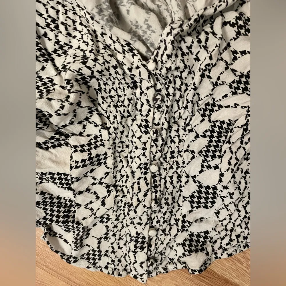 Free People cropped long sleeve shirt size Medium - Image 4