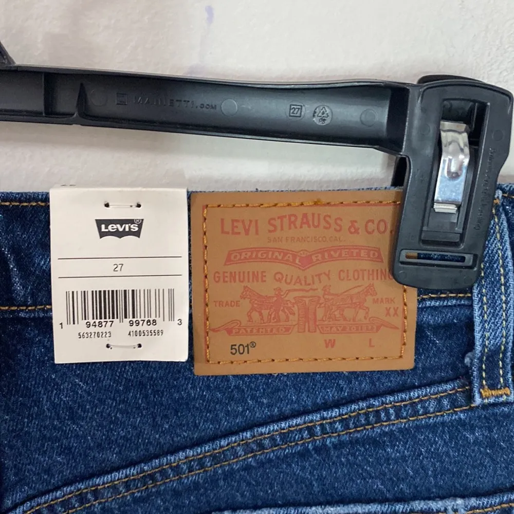 Levi’s Premium 501 High-Rise Distressed mini Shorts in Salsa Destiny Wash sz 27 - Image 12