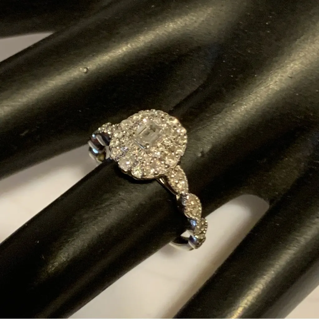 10K SOLID WHITE GOLD .46 CTW EMERALD CUT DIAMOND WITH ROUNDS RING (4.75) Silver - Image 7