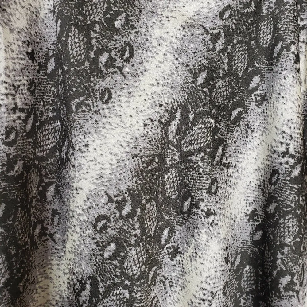 bebe Womens M Printed Satin Bias Midi Dress in Gray/White NEW - Image 7