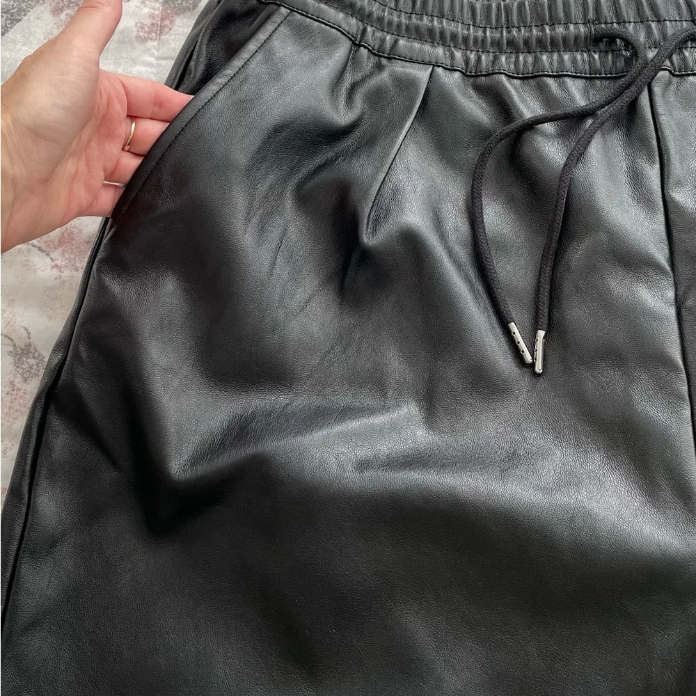 Cider black vegan leather pull on drawstring joggers, size XL pockets biker - Image 4