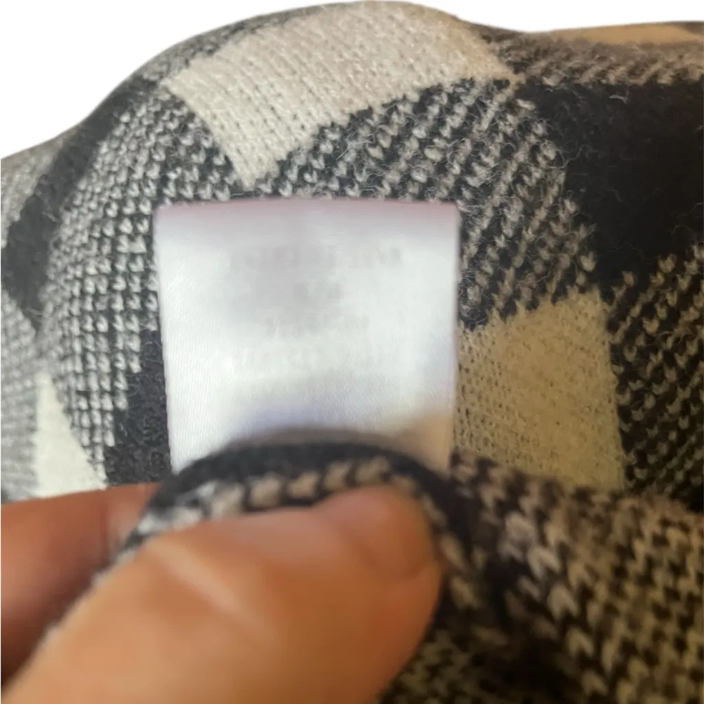 Main Strip Black and White Checkered Sweater Unisex size Medium - Image 4