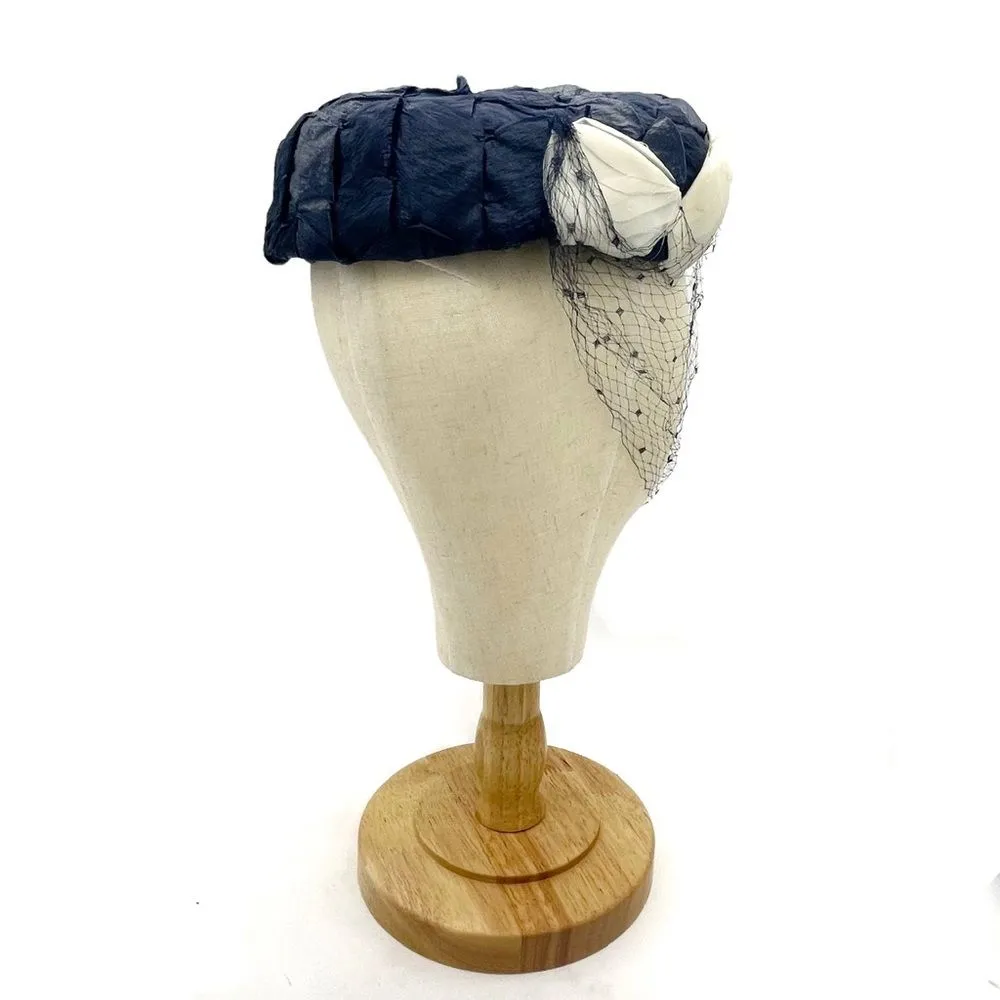 Vintage 1950s Pillbox Hat Navy Straw With White Rose Petals Mesh Veil Rhinestone Blue - Image 5