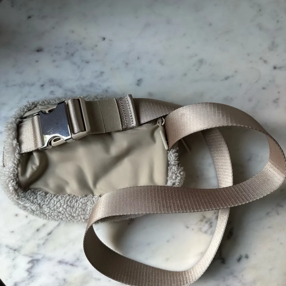 Lululemon  Sherpa everywhere belt bag in ivory/tan - Image 2