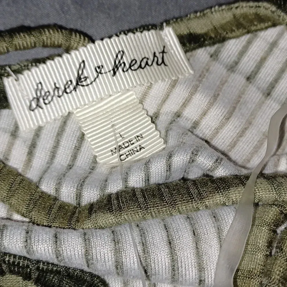 Derek Heart Cropped camo long sleeve  shirt NWT - Image 3