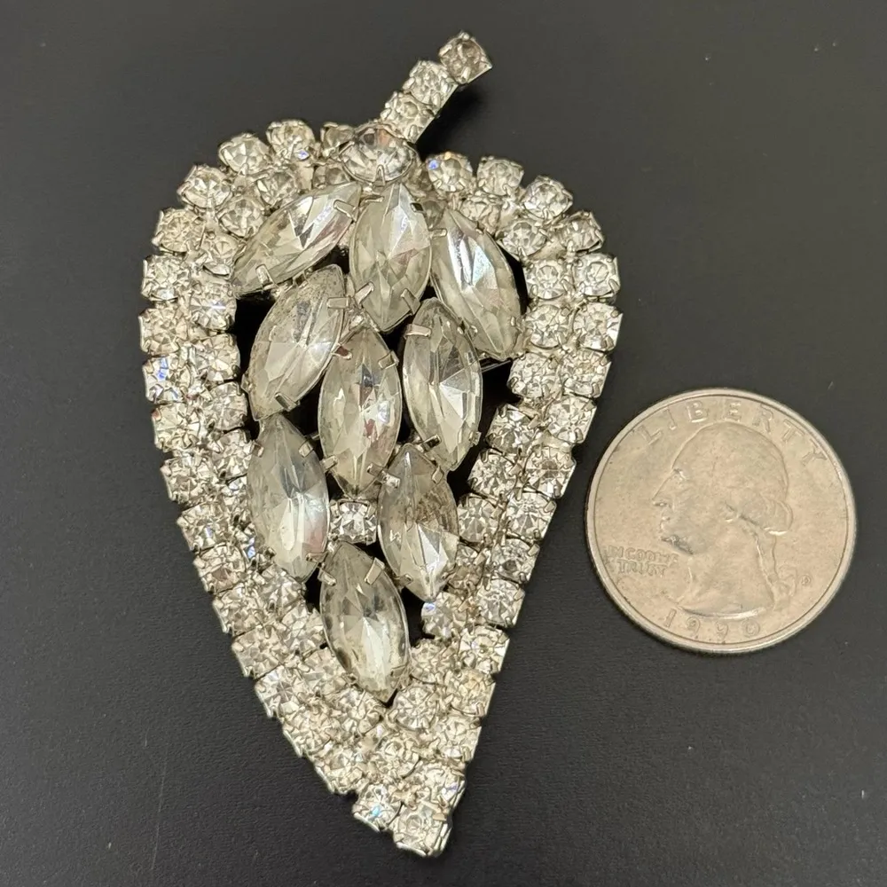 Vintage Unsigned Clear Rhinestones Bling Large Curved Leaf Pendant Brooch 26g. Silver - Image 7