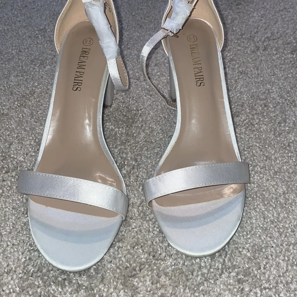 Dream pairs white satin shoes block heels 8.5 - Image 9