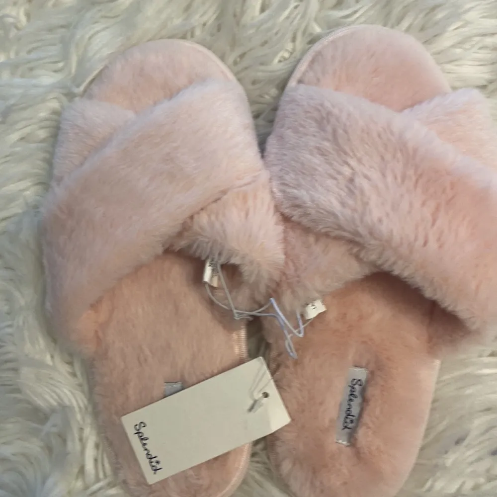 Splendid Slippers size S/M brand new color pink fluffy and soft - Image 8