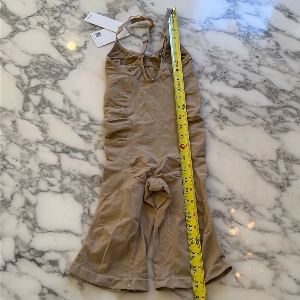 NWT Quince Mid-Thigh Sculpting Bodysuit – Clay Tan, Size M Sold Out Online - Image 10