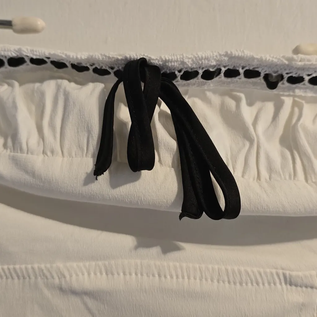 Elegant White Strapless Eyelet Crop Top Size undefined - Image 9