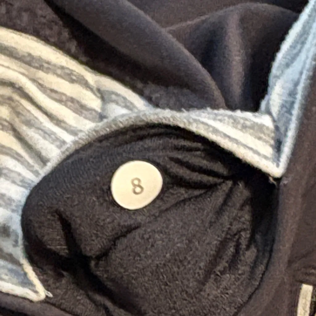 EUC Lululemon Black full Length Leggings with Reflective Zipper Pockets Size 8 - Image 6