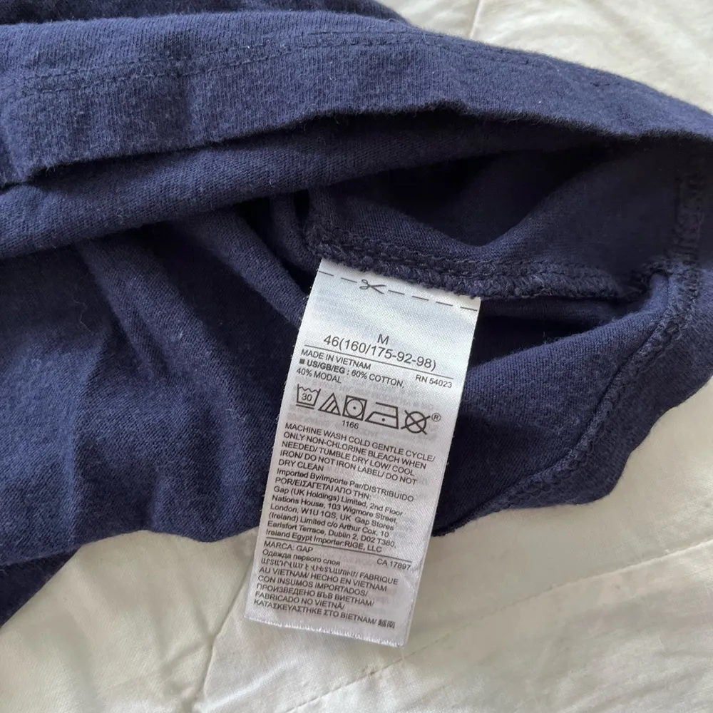 GAP: navy blue V neck T shirt - Image 5