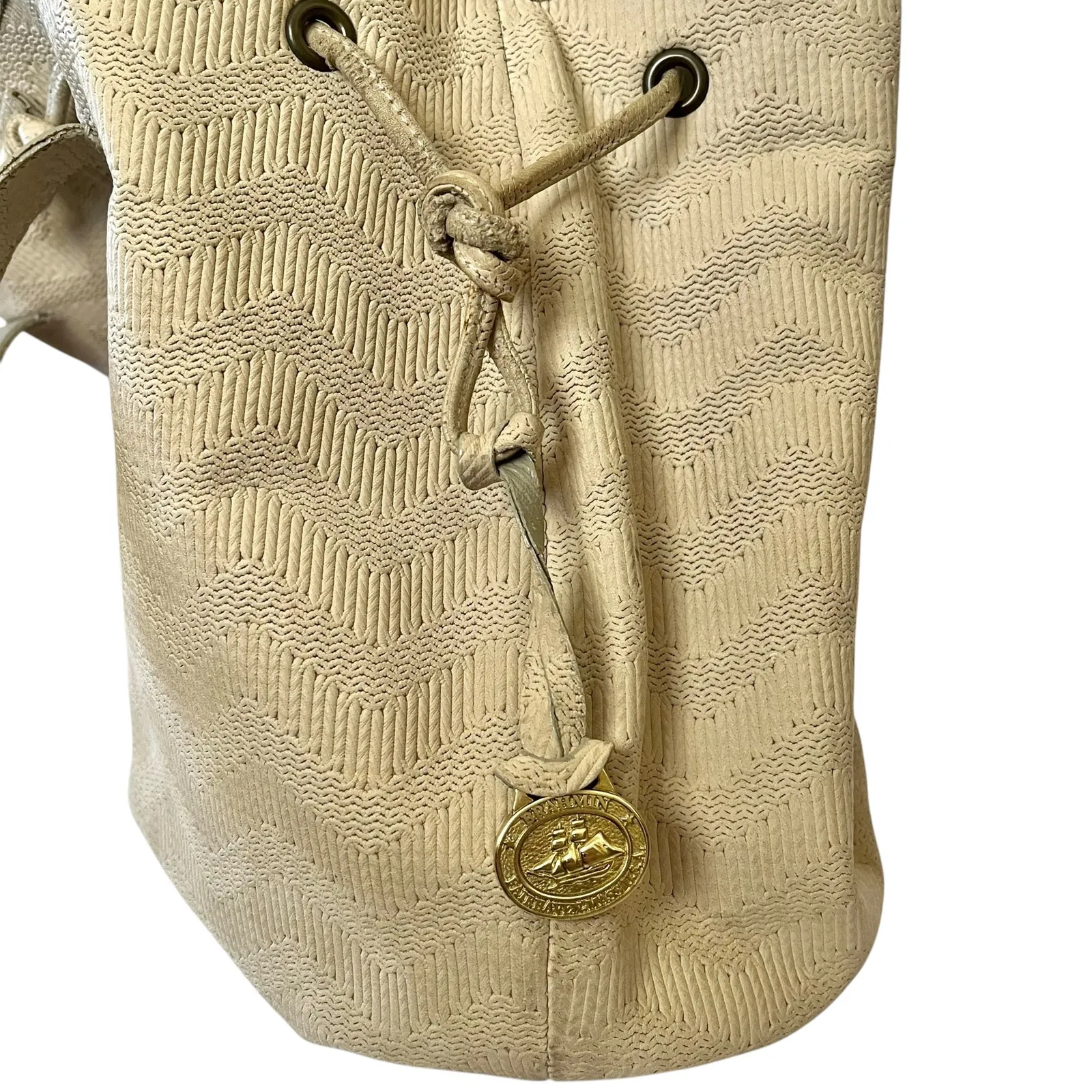 Brahmin 1980s Vintage Early Old Stock Chevron Embossed Cream Leather Bucket Bag - Image 8