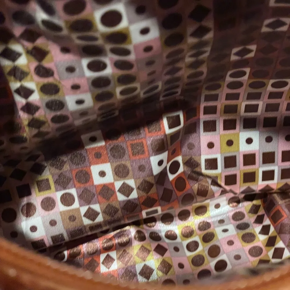 Tignanello Crossbody Bag used in good condition. Threads are all Intact - Image 6