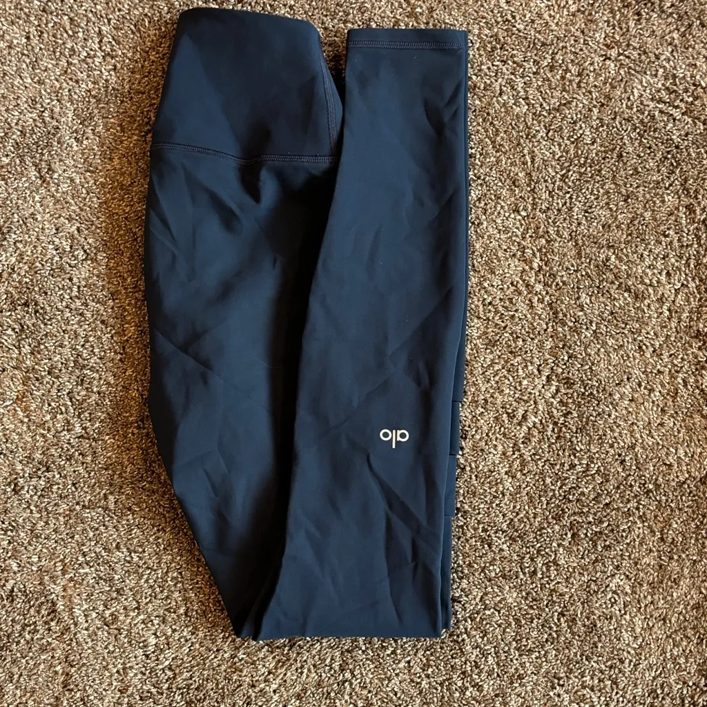 ALO Yoga cut out navy Leggings - Image 4