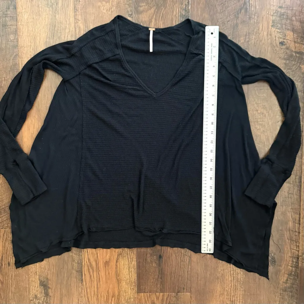 FREE PEOPLE waffle cotton blend V neck, oversized, long sleeve top, size XS - Image 10