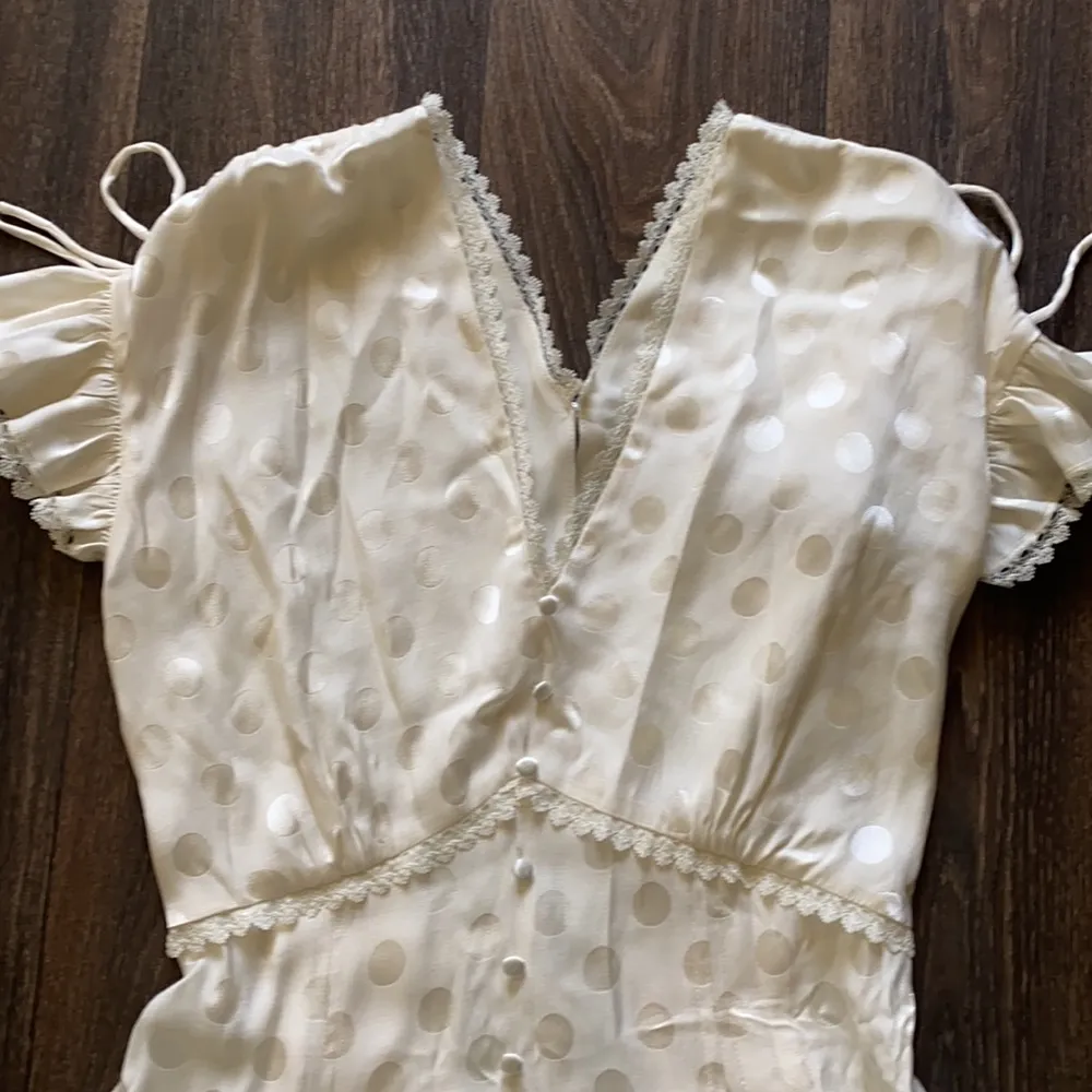 V-neck Polka Dot Pattern Alba Dress In White - Image 4