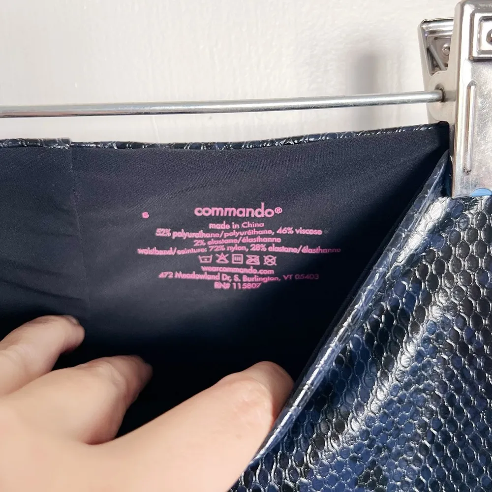 Commando • Faux Leather Animal-Print Leggings in Navy Snake blue black reptile - Image 5