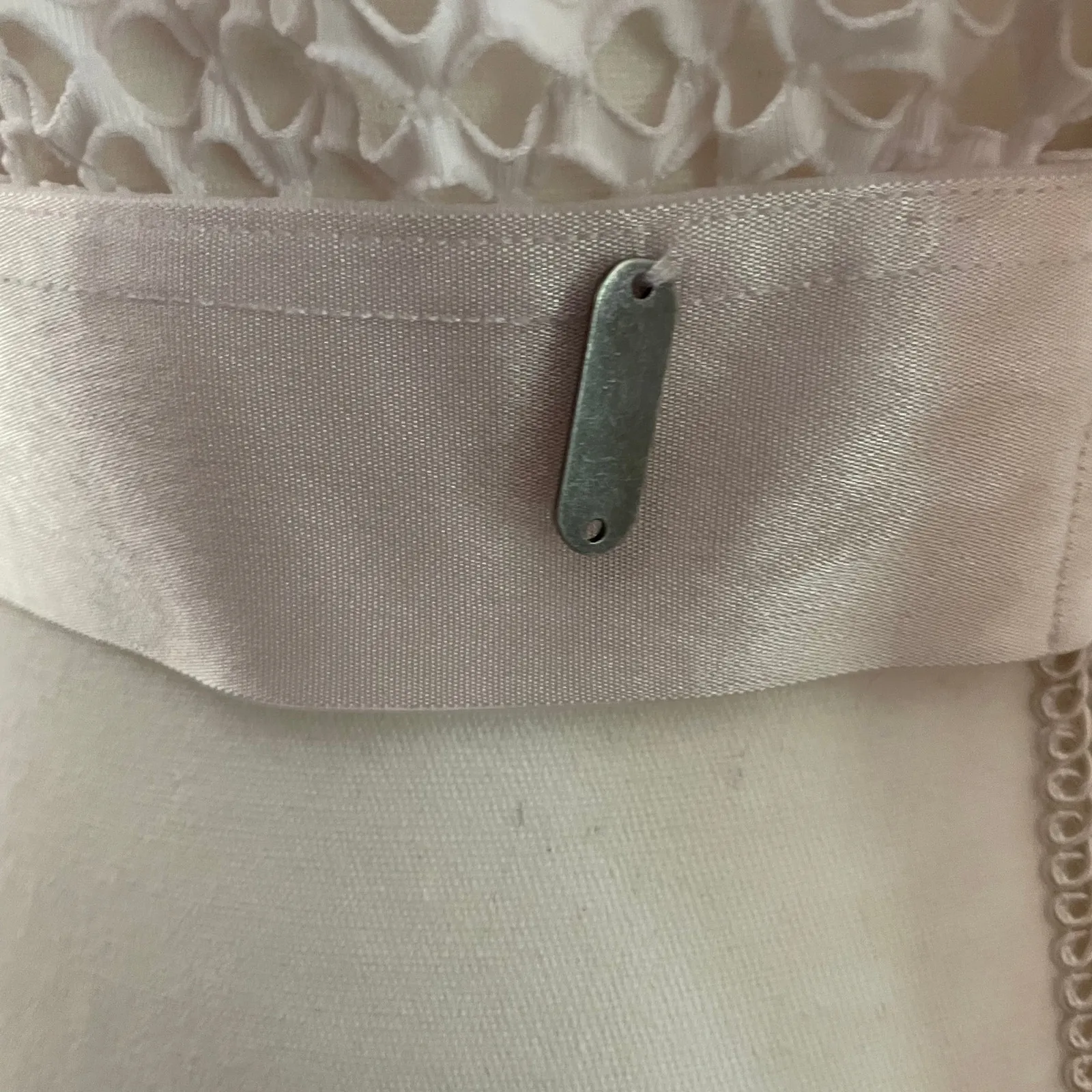 Savvi Top Womens Medium White Mesh Cutout Crop Long Sleeves Thumbholes Gym - Image 4