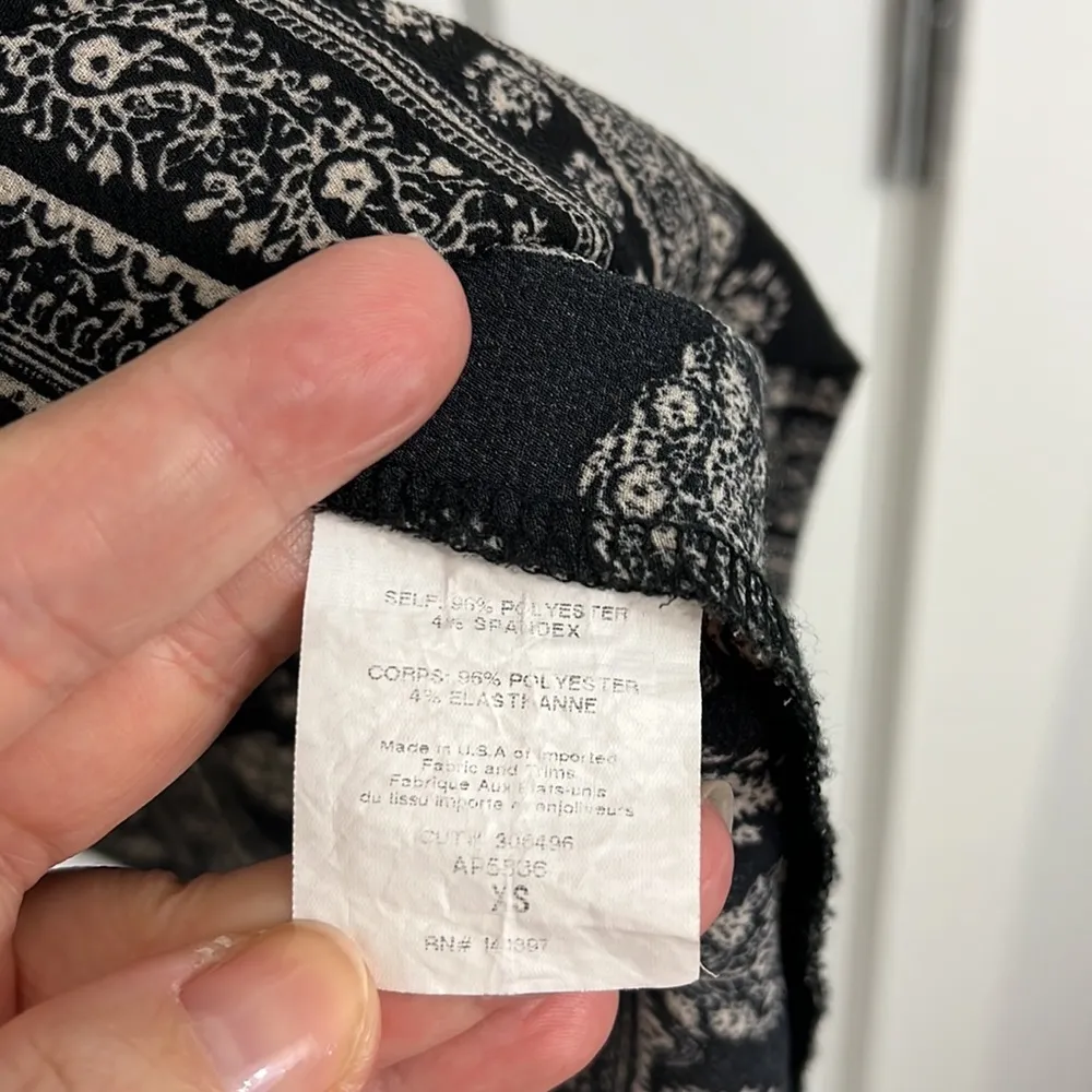 ASTR Long Sleeve Black and White Pattern V-Neck Romper - Image 11