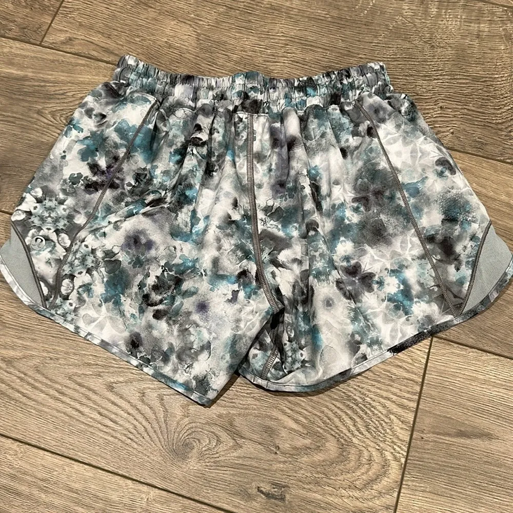 Lululemon Hotty Hot Low-Rise Lined Short 4” - Image 4