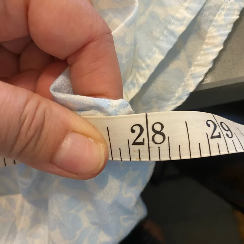 AE American Eagle resort shirt blue and white bshirt sleeve button down - Image 15