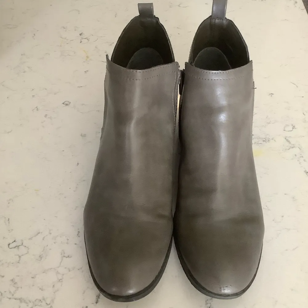 American rag grey “Ar Cadee”vegan leather boots zipper closure ankle boots Sz 10 - Image 5