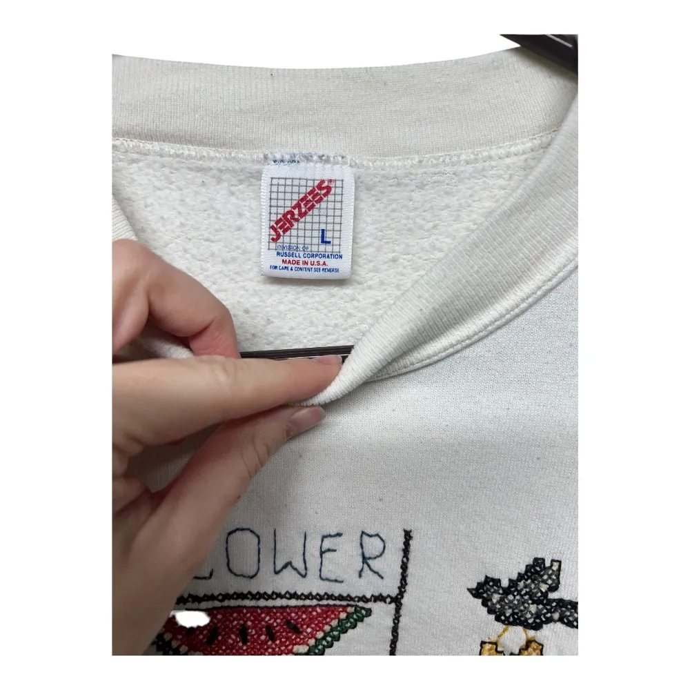 Vintage Grandmacore Cross-Stitch Vegetable Garden Crewneck L - Image 2