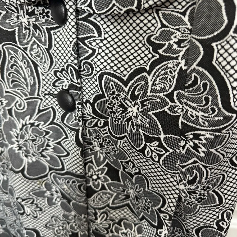 Designer Polyester Black White Gray Floral 2 Button Closure Size 8 - Image 3