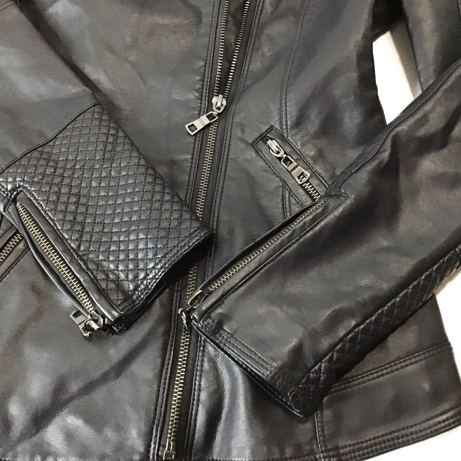 Carmin Form Fitting Women's Quilted Faux Leather Moto Jacket Size Medium Black - Image 10
