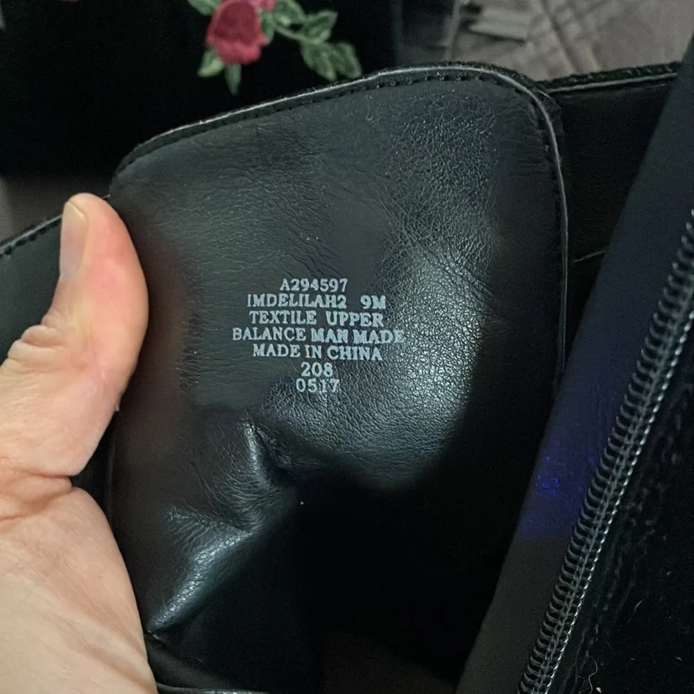 ISAAC MIZRAHI NWOT Black with Flower Design Velour Style Heeled Booties Size 9 - Image 9