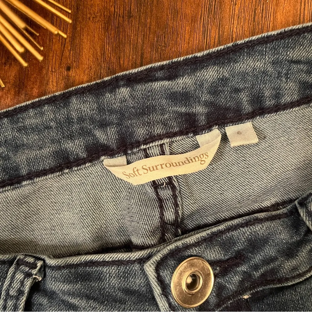 Soft Surroundings Arabella Ruffle Hem Cropped Jeans in BLUE DENIM. Size 6 - Image 8