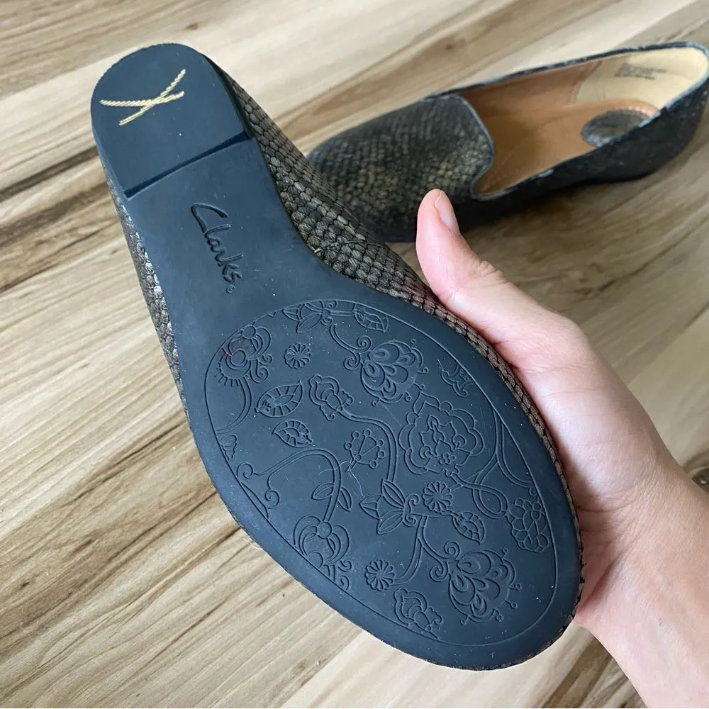 Clarks Women’s Size 6.5 Loafers Metallic Reptile Scale Silver Career Comfort - Image 5