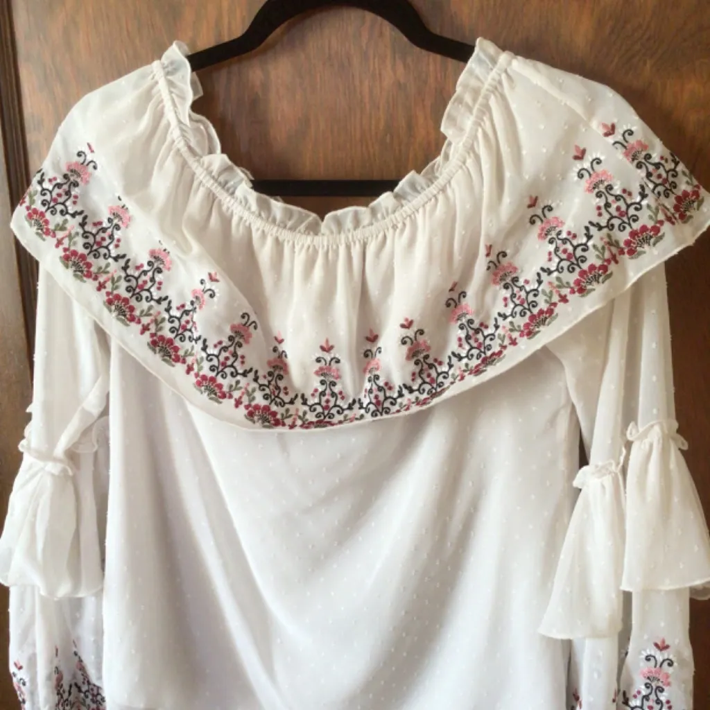 WHBM Off the Shoulder Embroidered Swiss Dot Blouse sz small - Image 5