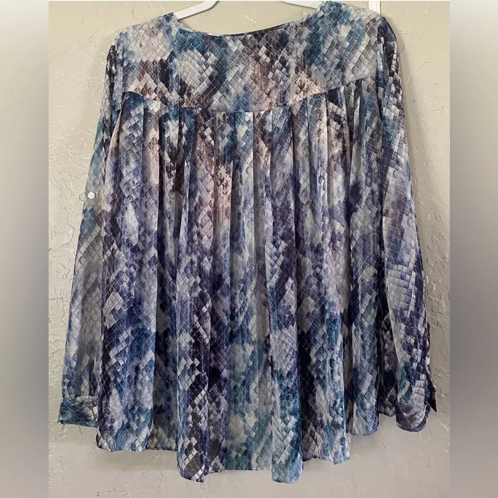 Jennifer Lopez Women’s Pleated Chiffon Flowy Snake Print Blouse Sz S Blue/Purple - Image 7