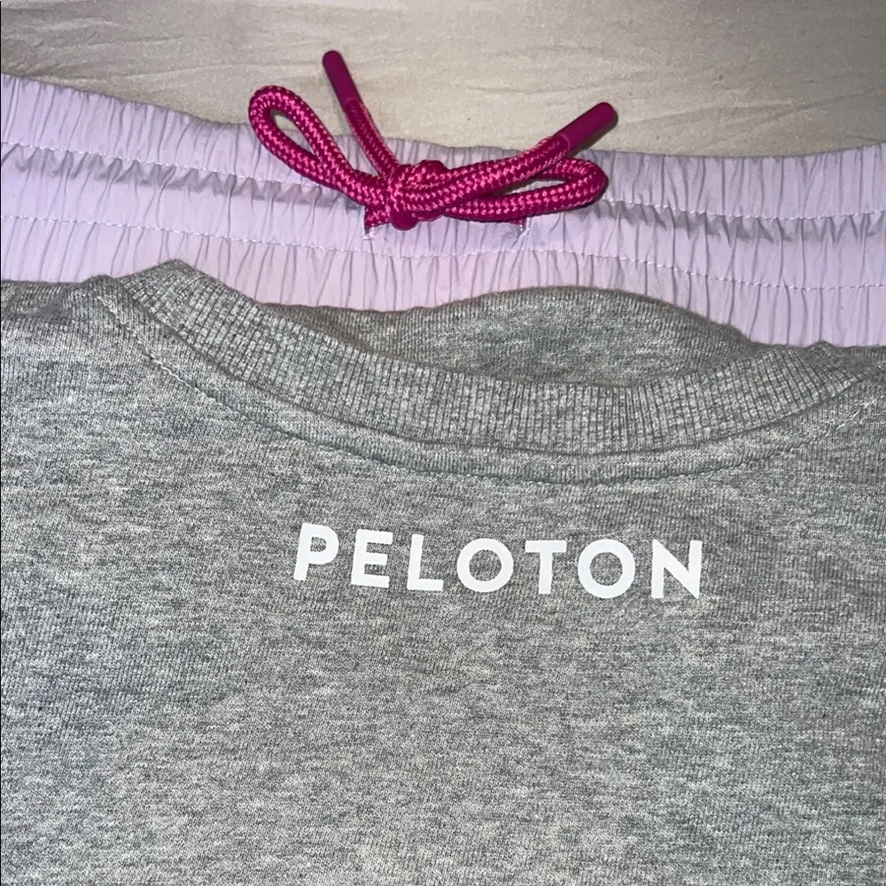 Peloton Sweatshirt Womens M Gray Pink White Active Windbreaker Chic
Pullover Top - Image 9