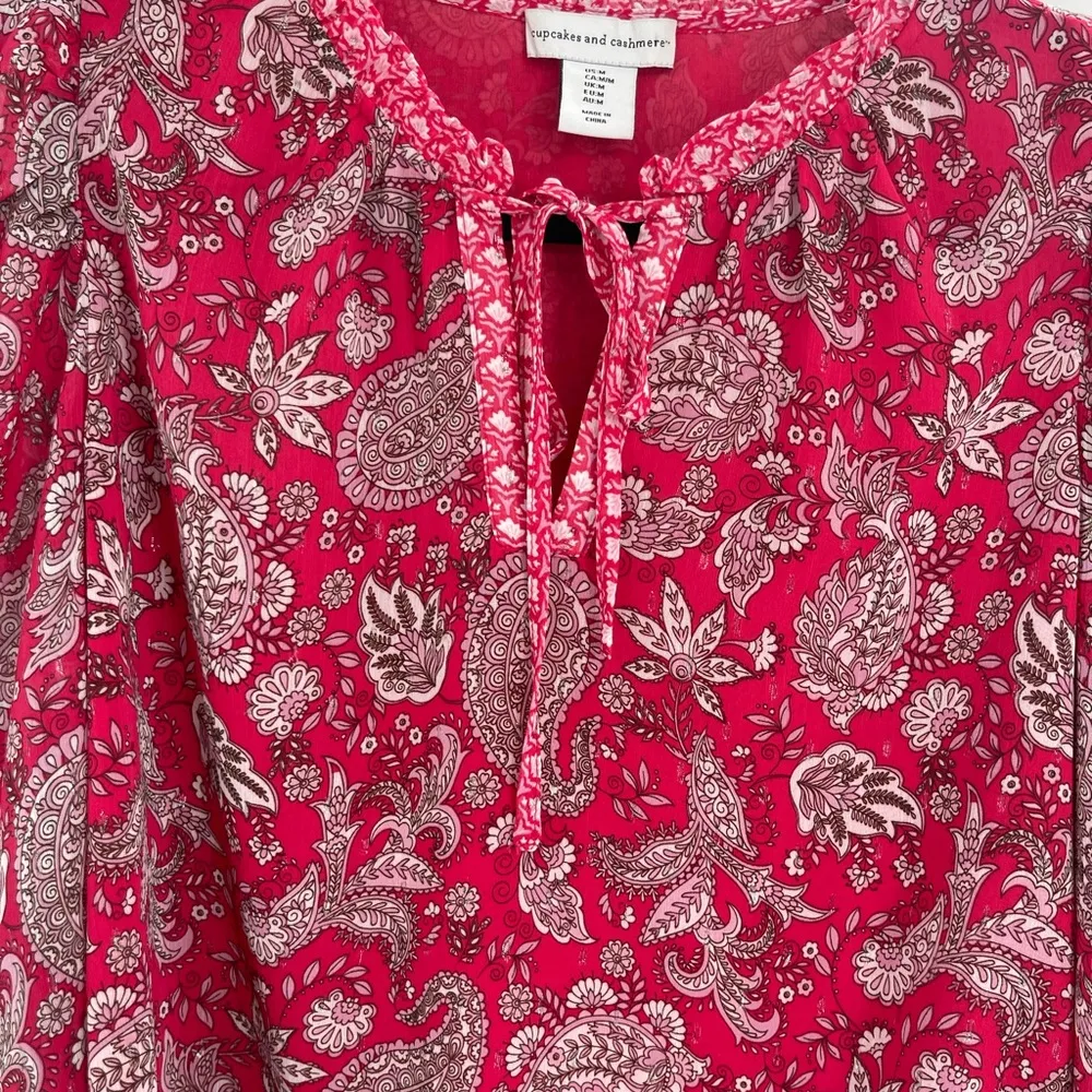 Cupcakes & Cashmere Blouse Paisley Top Red Puff Sleeve Tie Neck Blouse Sz Medium Pink - Image 3