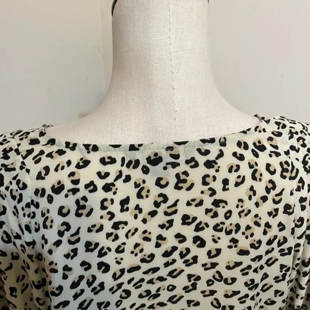 Zac & Rachel blouse animal print long sleeve blouse V Neck leopard Top Sz M Tan Size M - Image 4