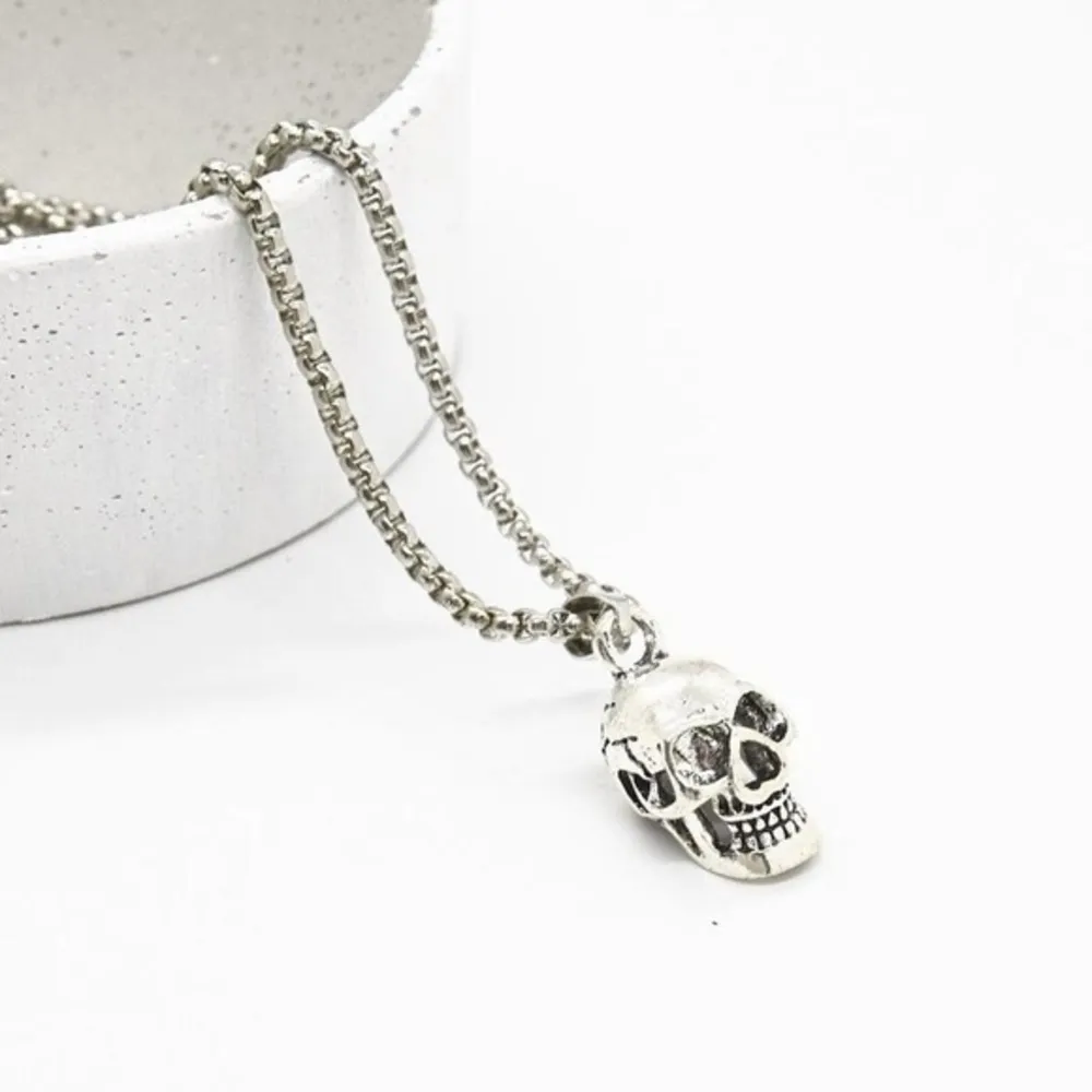 Edgy Skull Necklace Silver - Image 2