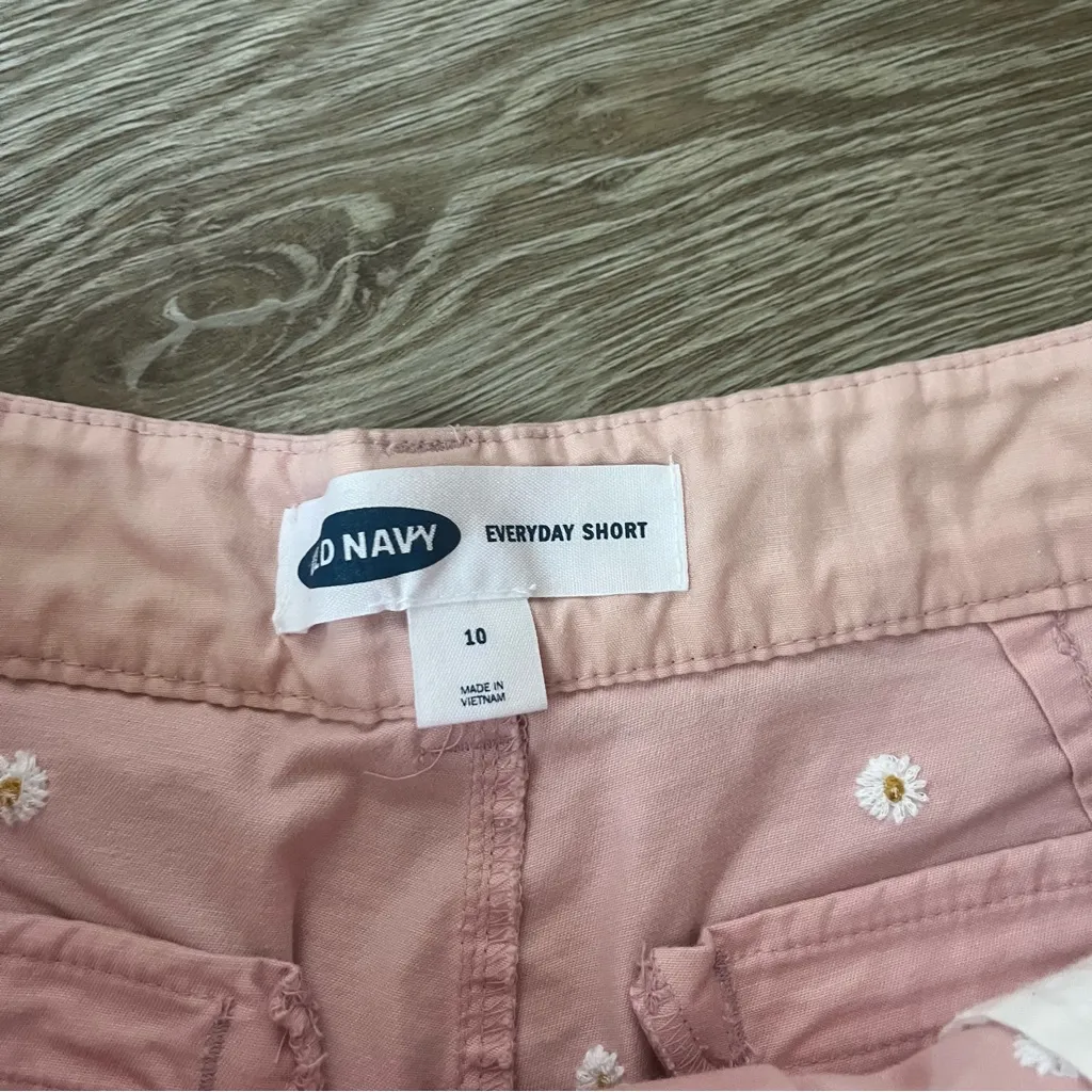 Old Navy Daisy Embroidered Shorts Size 10 - Image 3