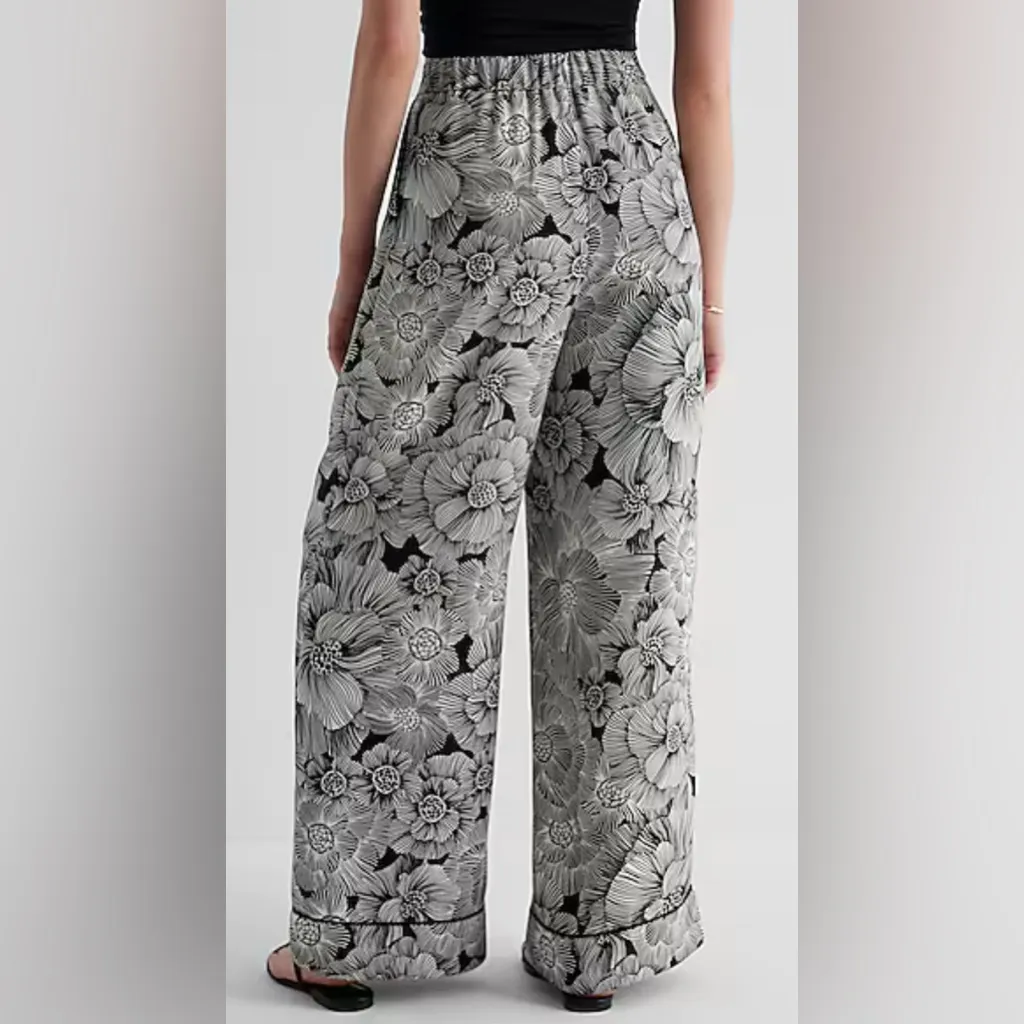 Express Stylist Super High Waisted Pleated Wide Leg Pant Floral Pant size 6 - Image 2